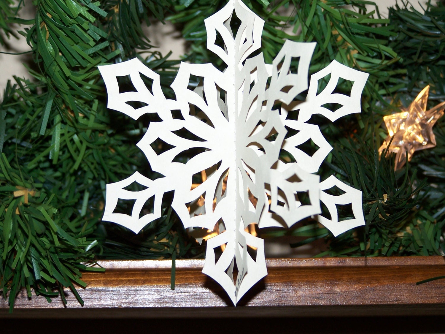 Diamond Snowflake Hand Cut 3-D Scherenschnitte Ornament