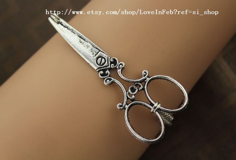 The retro silvery scissors bracelet,  cute bracelet,a gift for the one you cherish ---1057