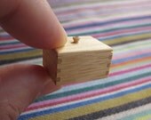 Finger Jointed Wood Box - Caja de madera con ensamblaje dentado. 1:12 scale dollhouse miniature.