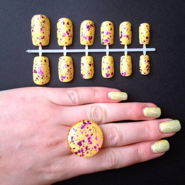 Handmade false nails and matching jewellery gift set