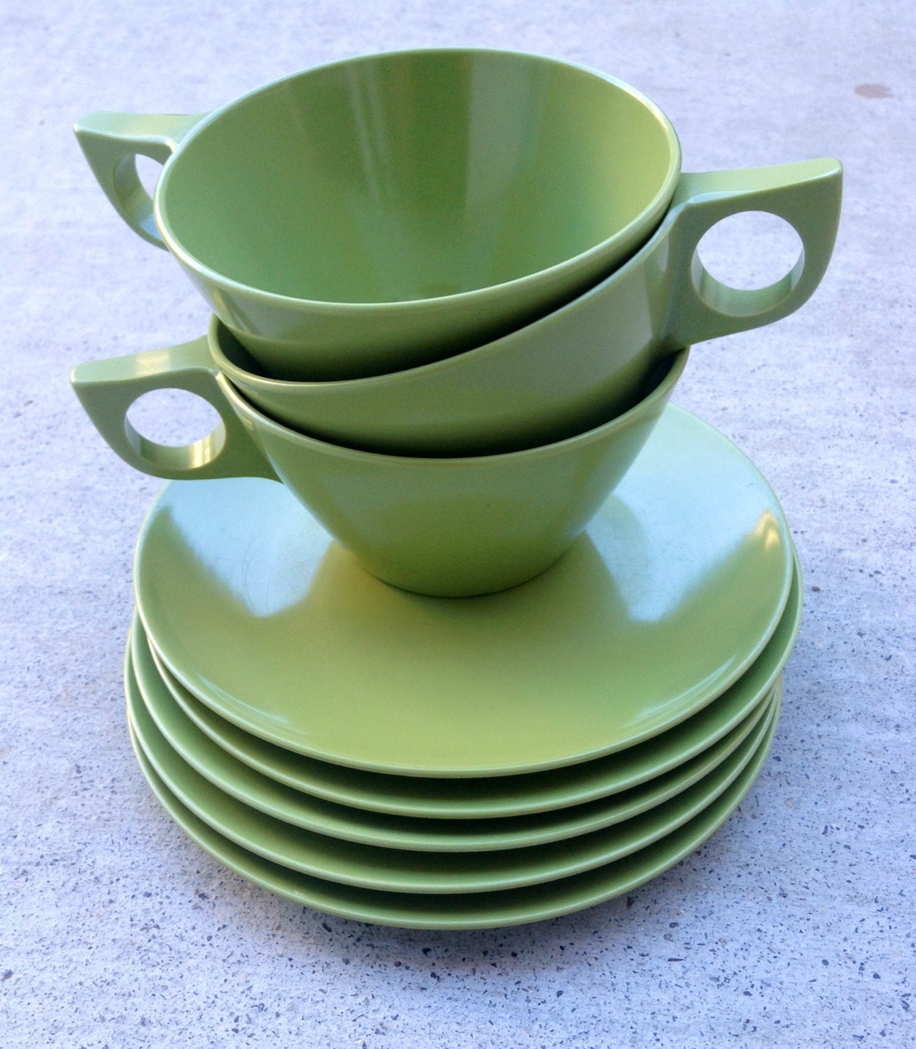 Olive Green Melmac Melamine Cups and matching saucer plate, like new condition. Retro awesome handles.