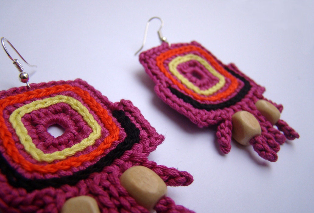 Abstract pattern crochet fiber earrings with wooden vanilla color beads ce0151