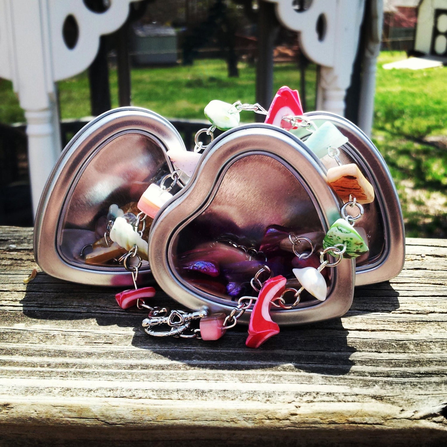 Multi Colored Shell Bracelet in Heart Shape Tin