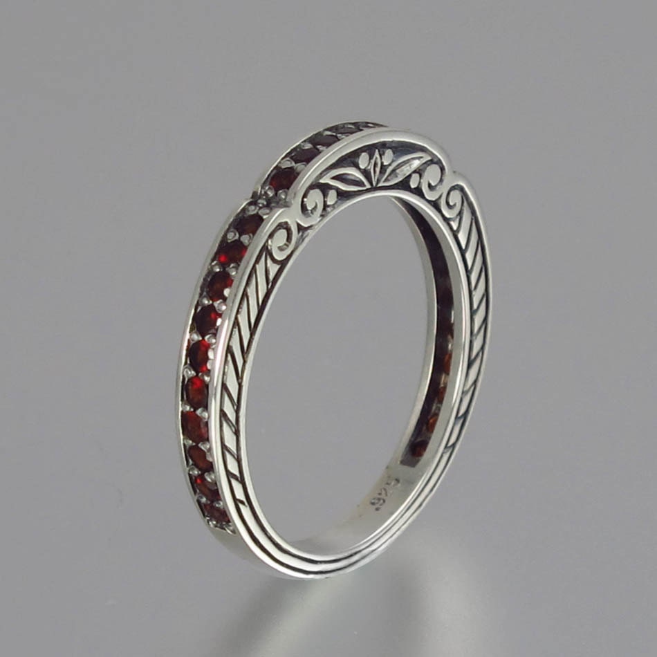 CARYATID wedding band in sterling silver with Garnet