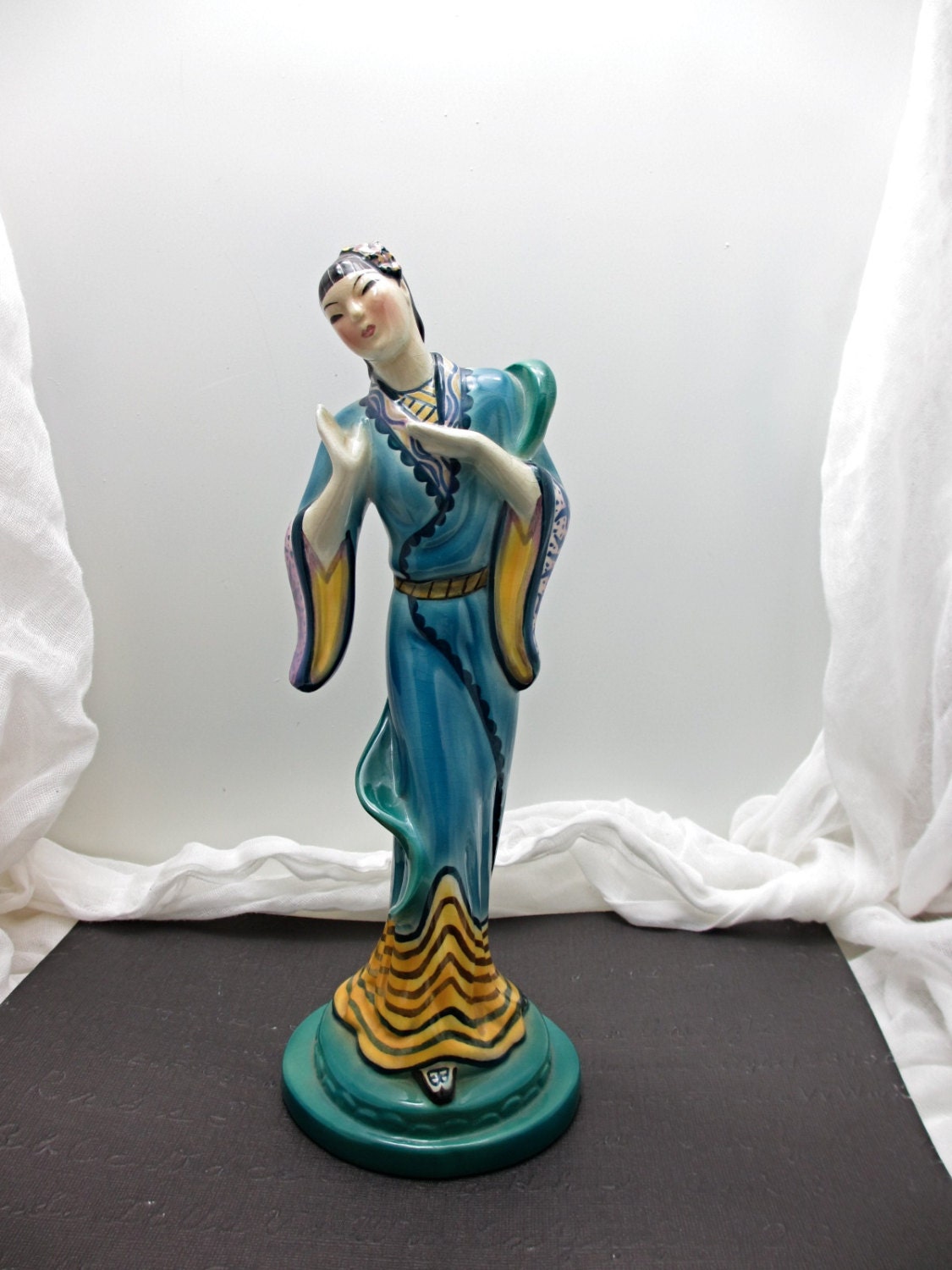 Beautiful vintage ceramic Asian lady figurine