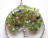 Family Tree necklace pendant - Birthstone necklace - Personalized Mothers Necklace - Mothers day gift for Grandmother mom Peridot