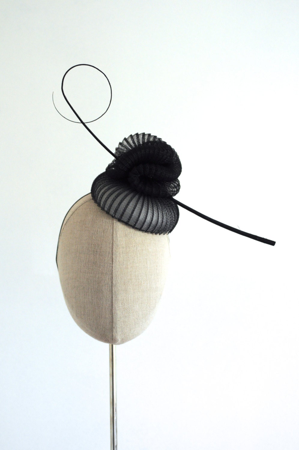 Black and White Crin Cocktail Hat Exoskeleton Racing Mini Hat Wedding Fascinator