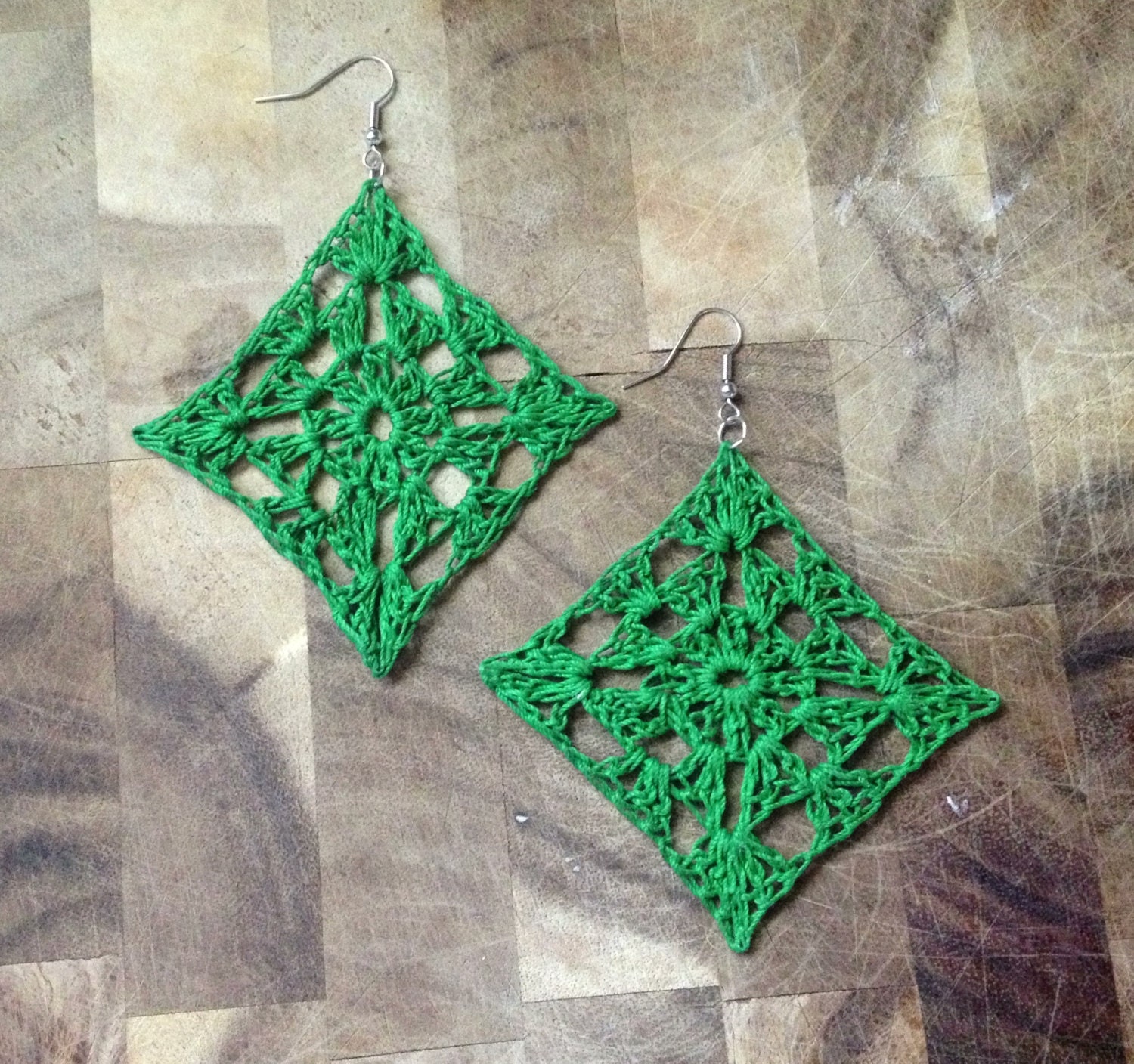 lacy granny square crochet earrings . kelly green .