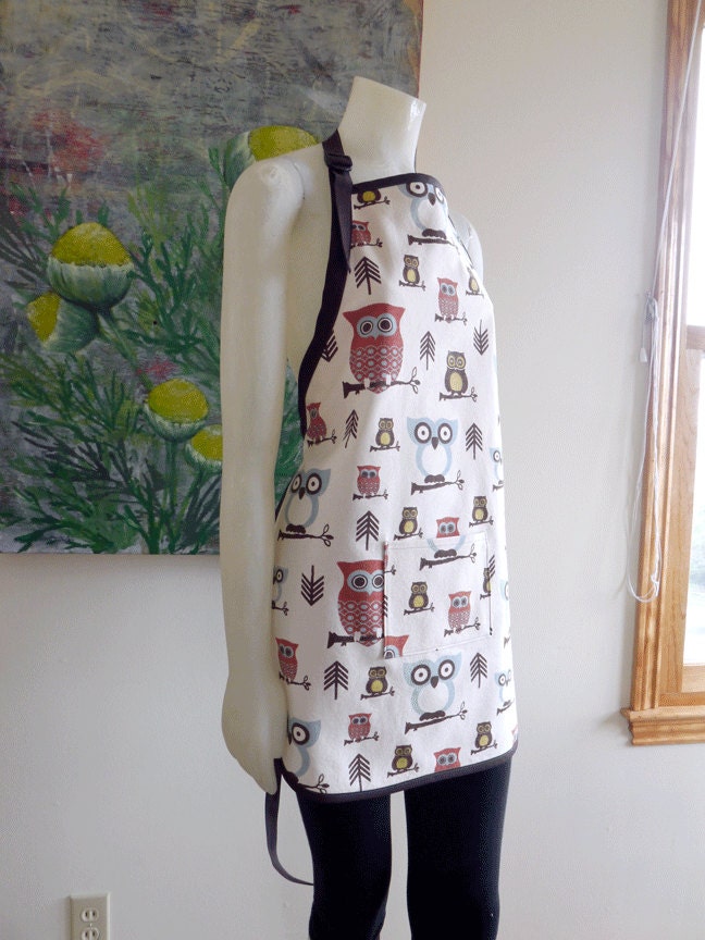 Owl apron in a light canvas