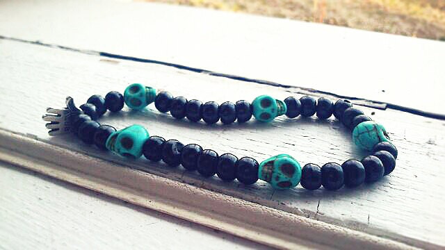 Turquoise skulls and black beads bracelet
