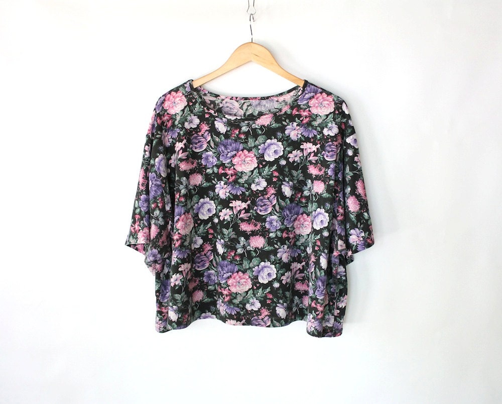Vintage 80s Black Floral Print Tshirt // Women's Oversized Cropped Top Tee