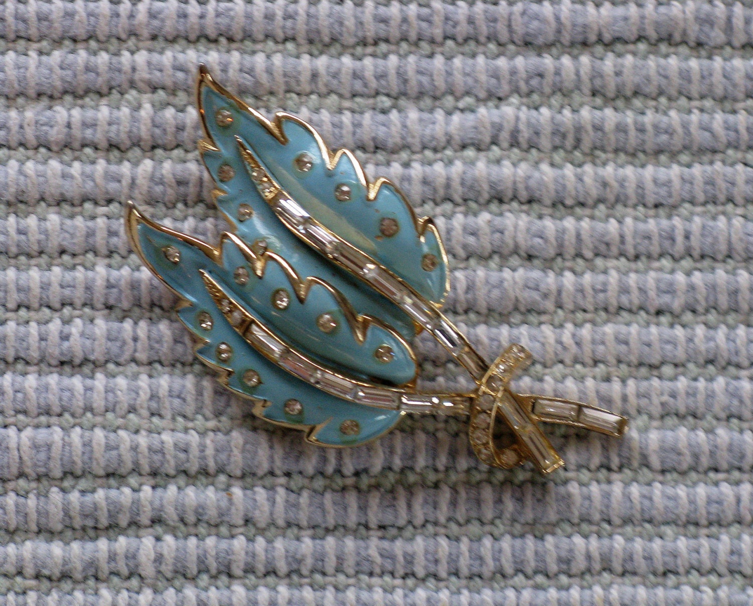Vintage 1950s CORO Blue Enameled and Rhinestone Brooch (B-2-1)