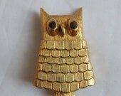 1970s jewelry Brooch / 70s Gold Avon Owl Brooch pin / Bubo