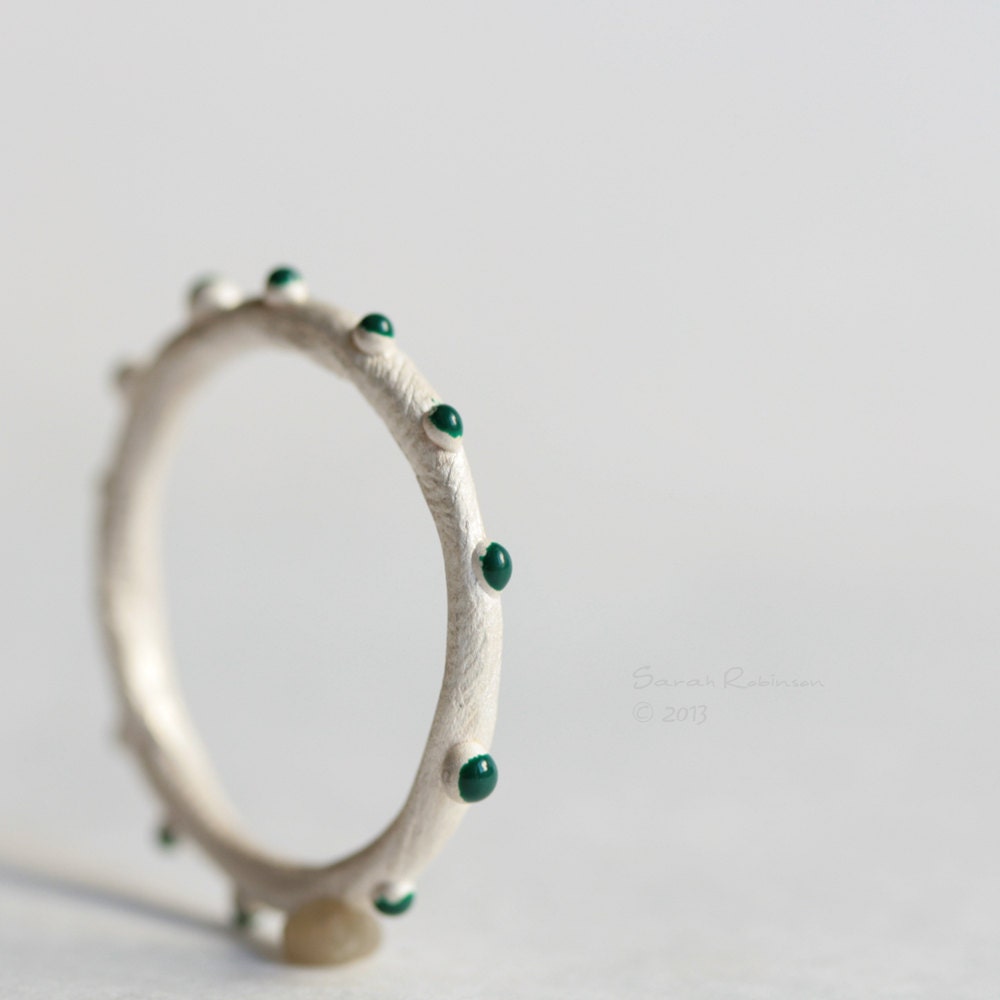 Dark Emerald Green Bubbles Ring White Sterling Band T12 - lachicadelosanillos