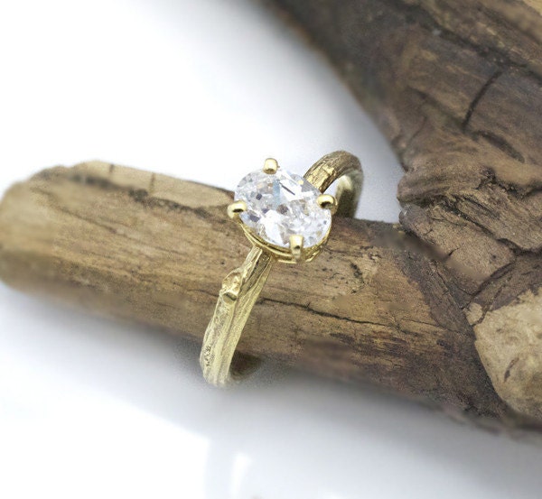 Oval Moissanite, 18k yellow gold enggament ring