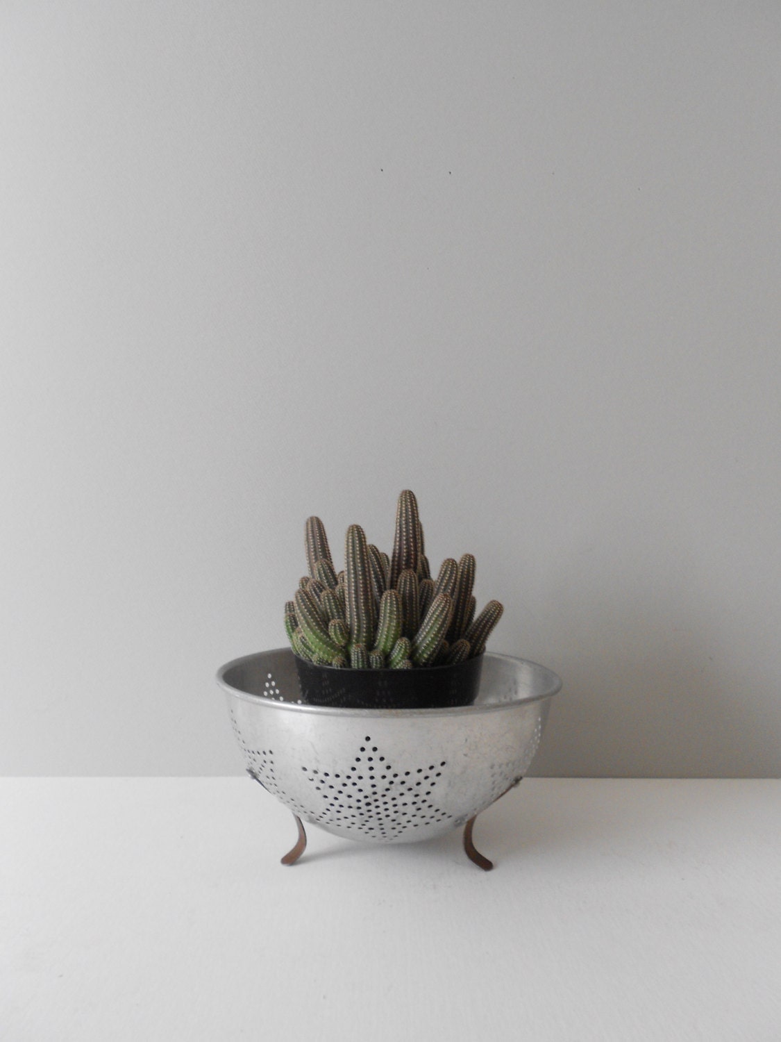 vintage 1950s rustic metal star collander with feet // farmhouse storage container