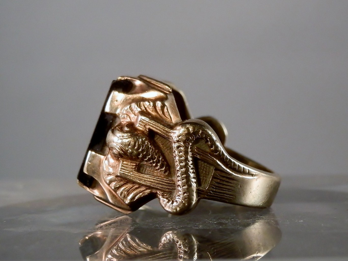 Men's 10k Gold and Onyx Ring. Elephant Figure Designed Setting. Size 9.5. Amazing.