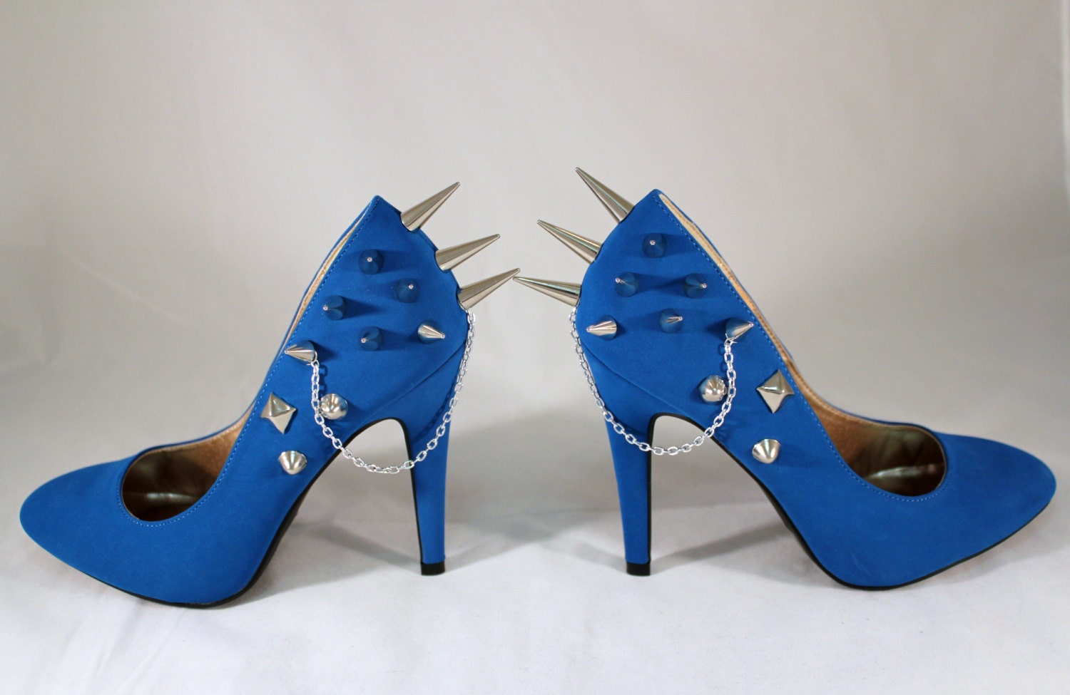 Spiked Chain Blue Pumps
