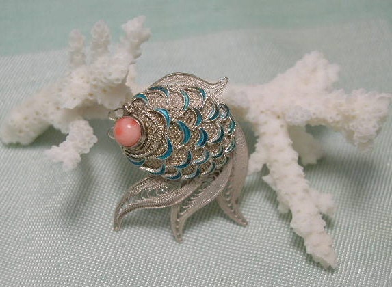 Nice for summer beachy tropical Vintage chinese export sterling silver filigree enamel coral goldfish fish pin brooch