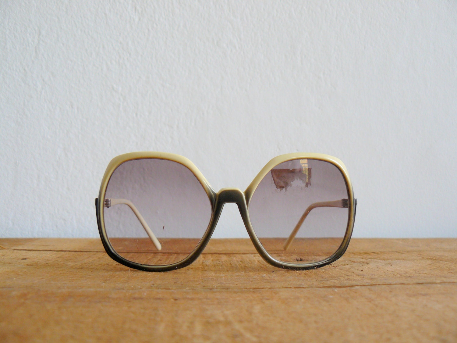 Vintage 1960/70s deadstock Mod green and off white frame sunglasses. Oversized butterfly eyewear