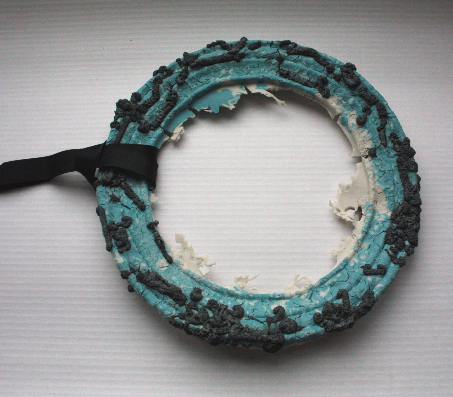 Round frame in blue & white stoneware limoges porcelain and melted steel