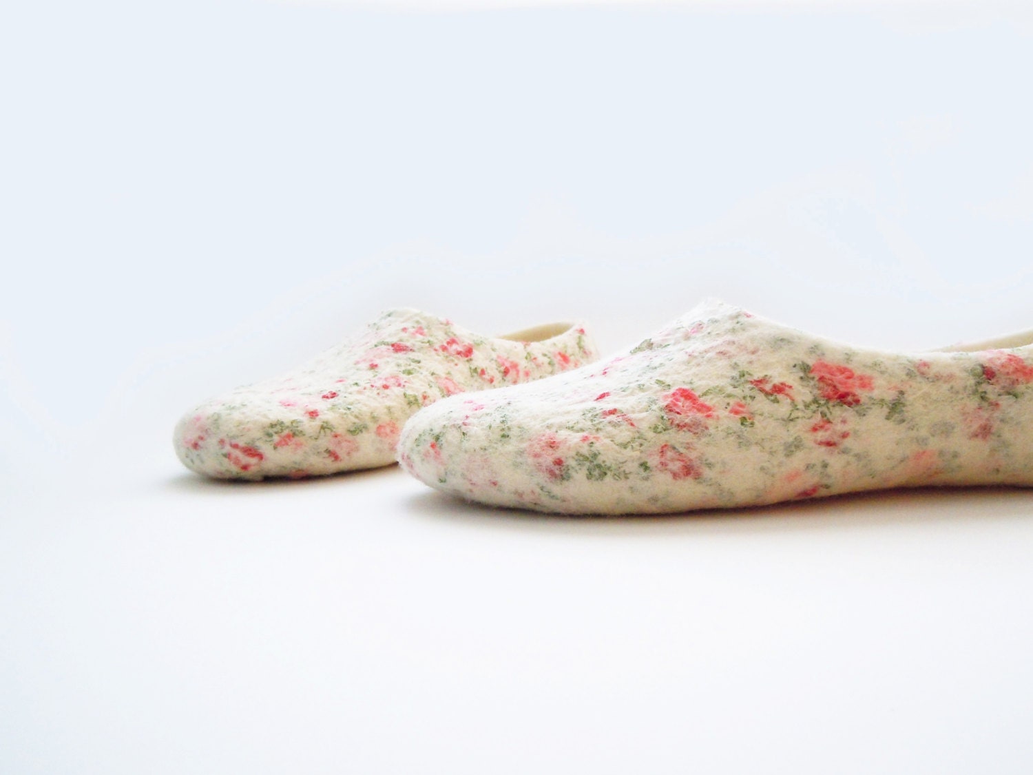 Felted summer color slippers. ROSES - SimplicityOfFelt