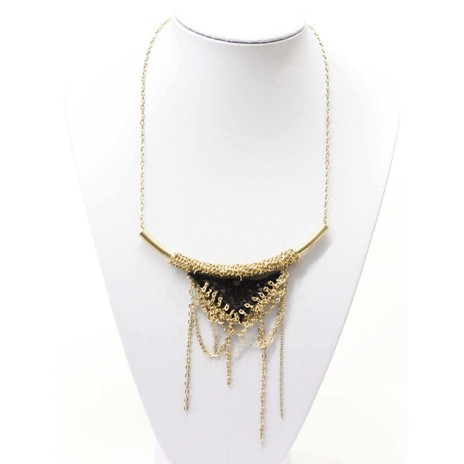 Lace necklace - Dripping triangle - Black and gold