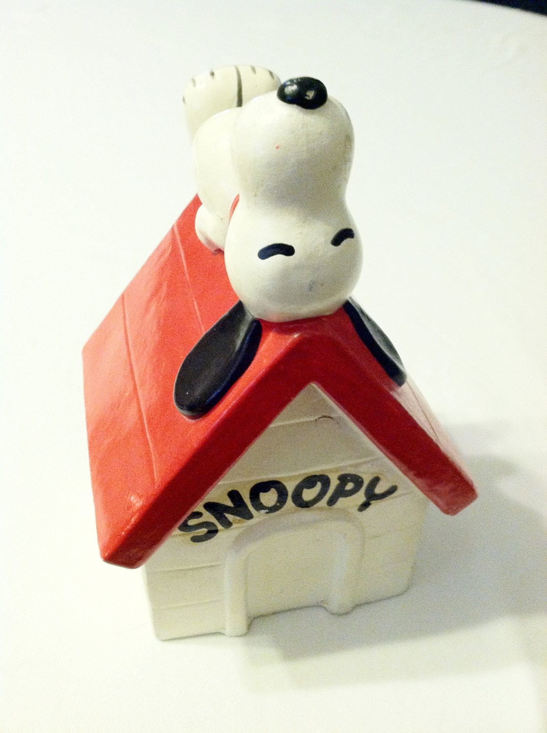 snoopy doghouse toy