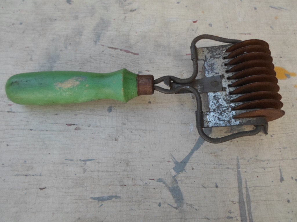 Vintage 1950s Green Wood Handled Pasta Cutter by KimsKreations17