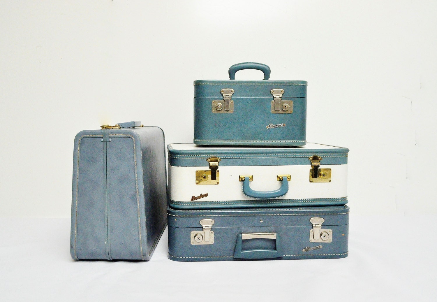 Mid-Century Taperlite Suitcase - Cornflower Blue - thewhitepepper