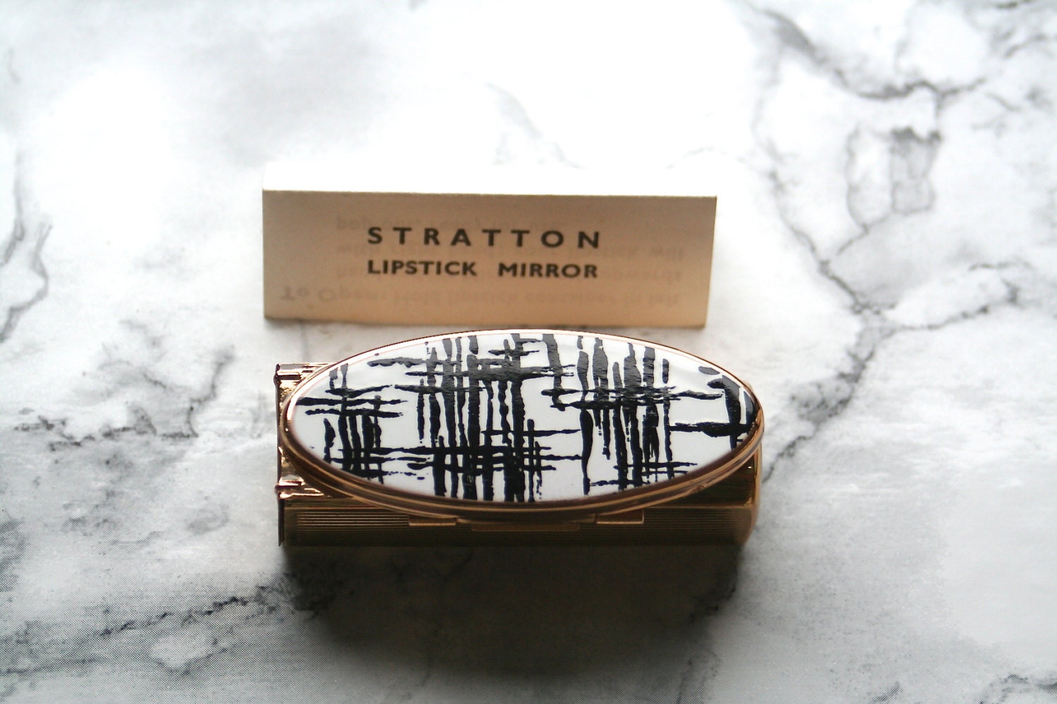 FREE SHIPPING WORLDWIDE Stratton of London Black and White Lipstick Holder with Mirror - thevintagemart
