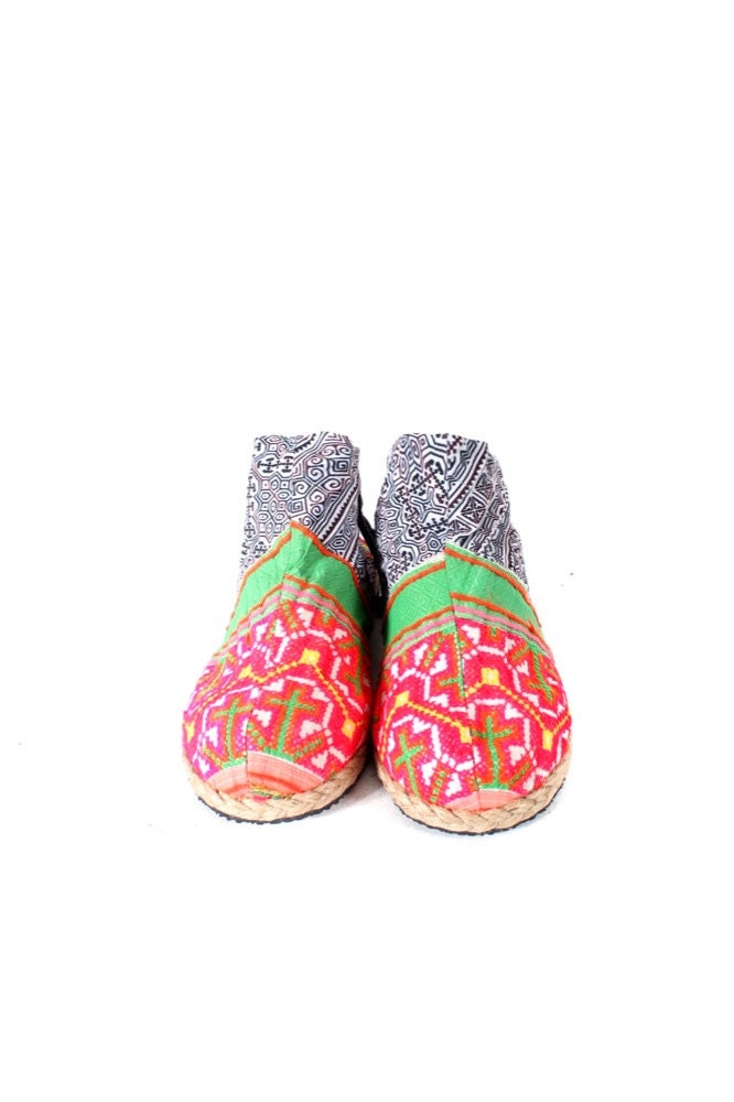 Clogs Size 9 HMONG Fabric Hand Embroidered Laced Boots Thailand (SD007.304) - hilltribeshoes Clogs Size 9 HMONG Fabric Hand Embroidered Laced Boots Thailand (SD007.304) - hilltribeshoes