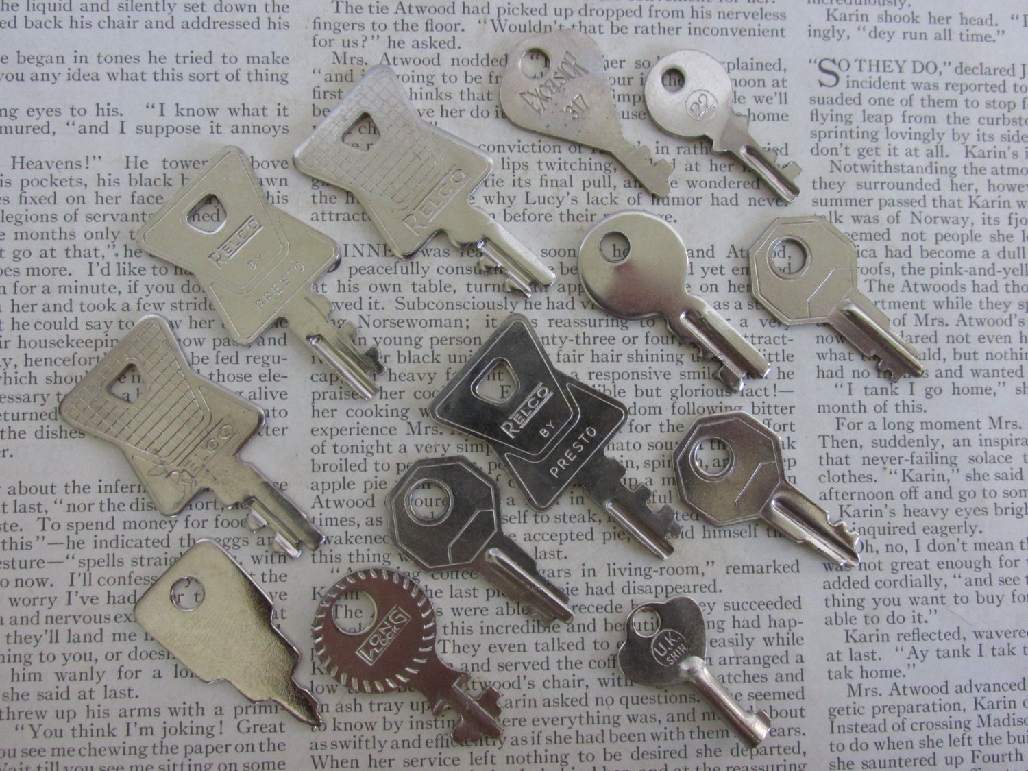 Shiny lock and luggage keys, Vintage Steampunk Jewelry Supply key lot, Mixed Media DIY Kit, Pendant supply lot, silvery shiny keys, 41sp