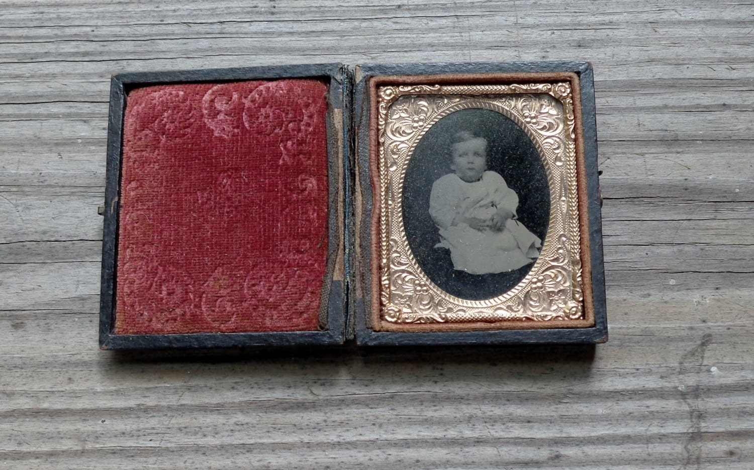 daguerreotype ambrotype baby boy in gutta percha double frame - 2manymiles