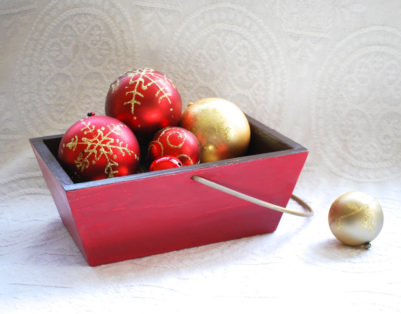 Rustic Christmas Basket / Box, Wooden, hand painted, Christmas Decor - thePaintedKitten