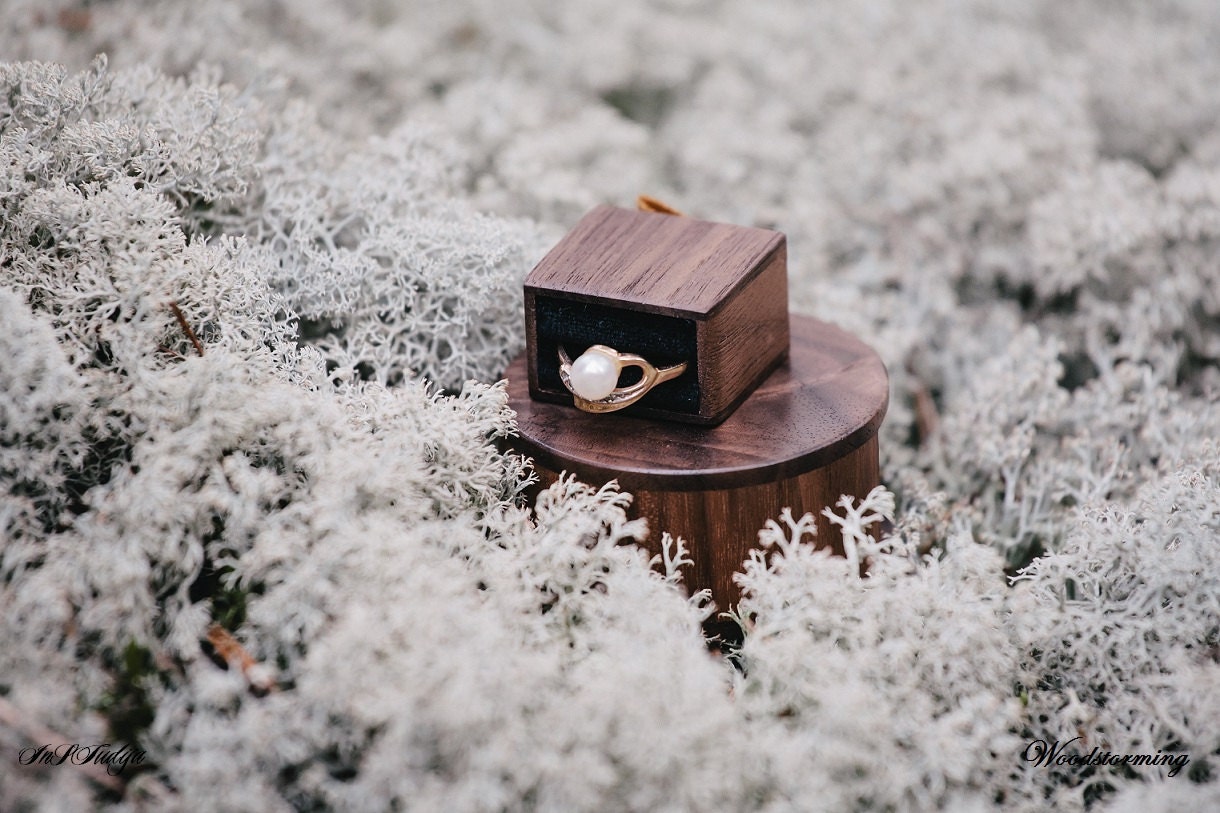 Round wooden ring box with black pillow for ring - Made to order - Woodstorming