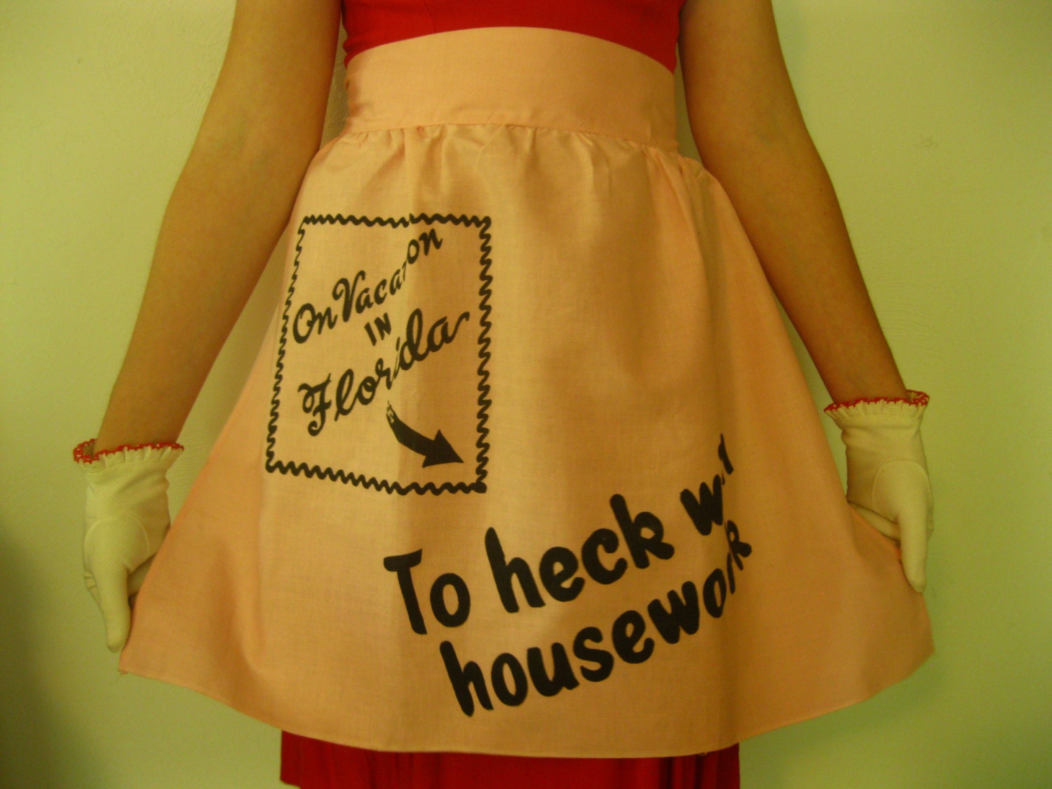 Vintage Florida souvenir apron "On Vacation in Florida - To Heck with Housework" - 1950s pink