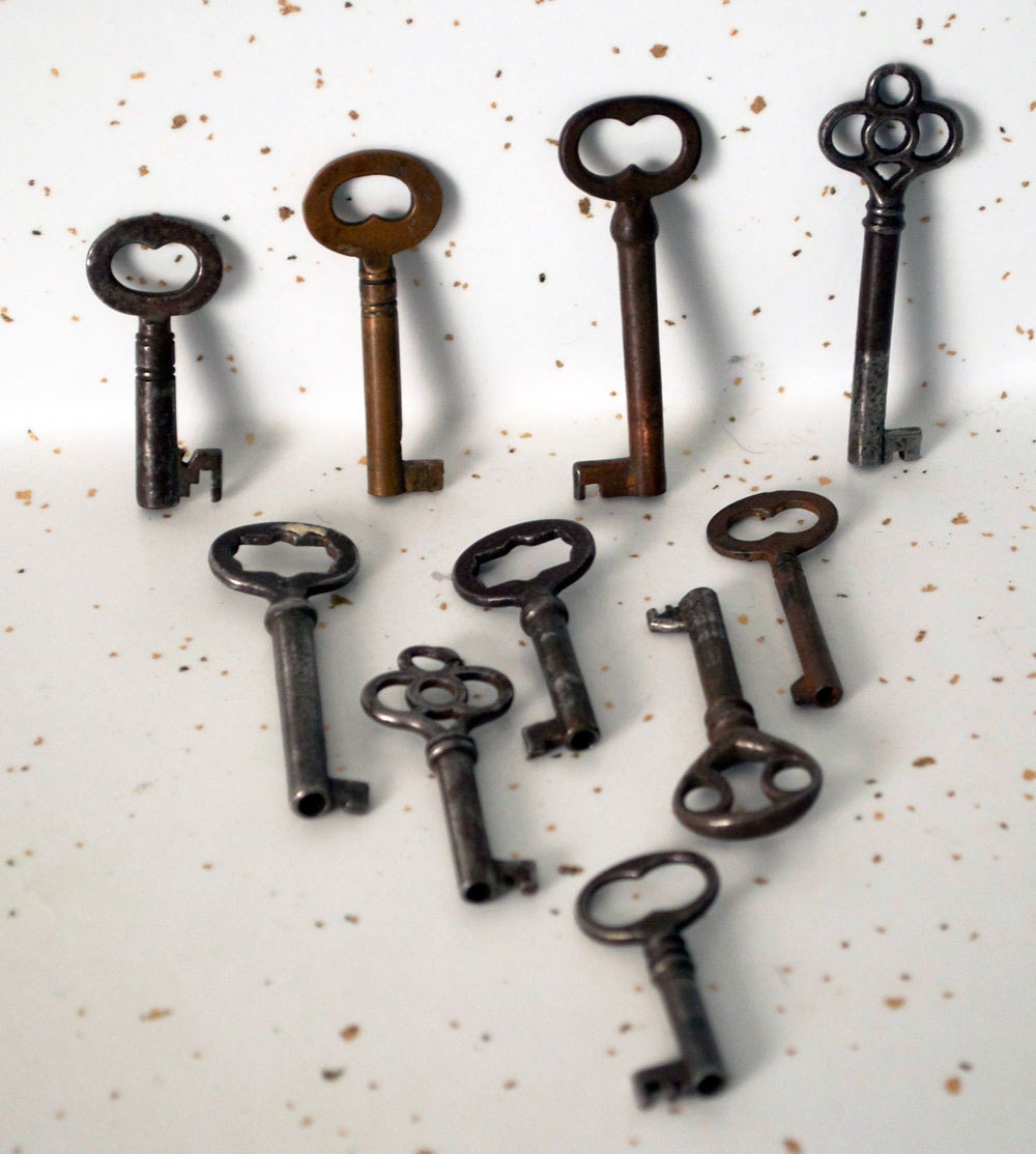 10 antique furniture keys