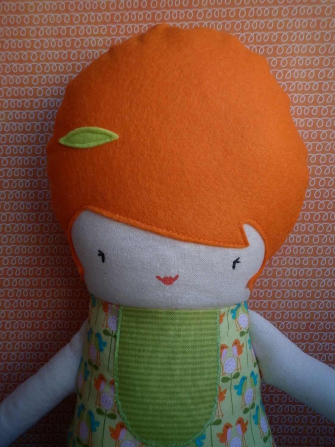 Muñeca con vestido verde y pelo naranja