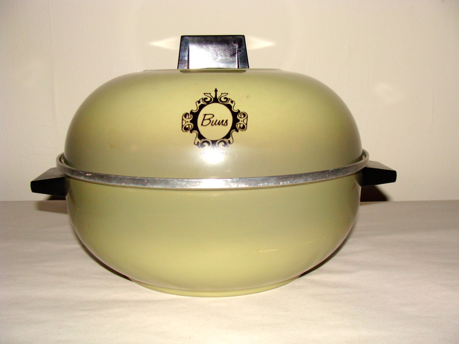 Vintage Bun Warmer Retro Kitchen 3 Piece Roll Holder by studio180