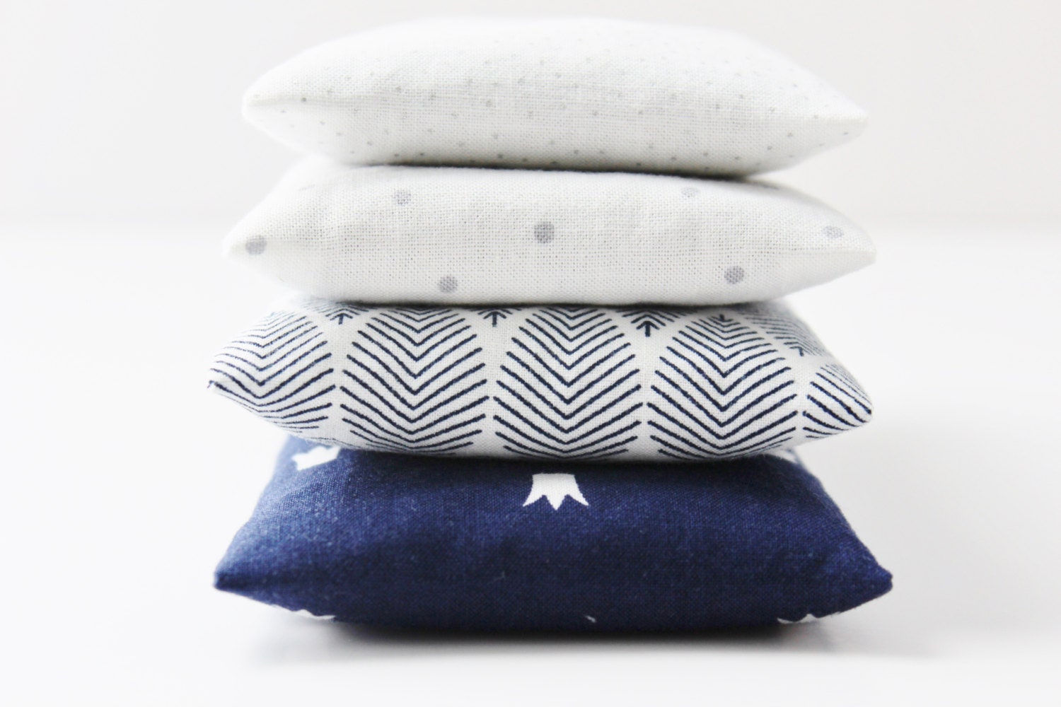 Set of 4 Modern Lavender Bags, Scented Drawer Sachets, White Grey & Navy - Gardenmis
