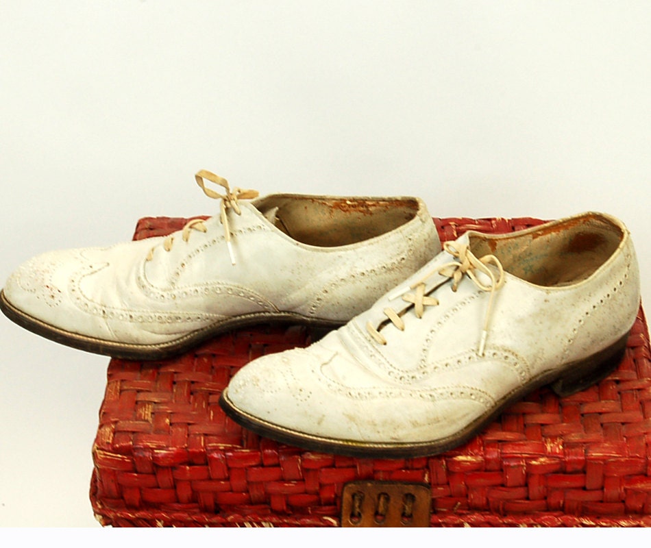 1940s mens shoes, white oxford shoes, wing tips, lace up shoes, Size 9