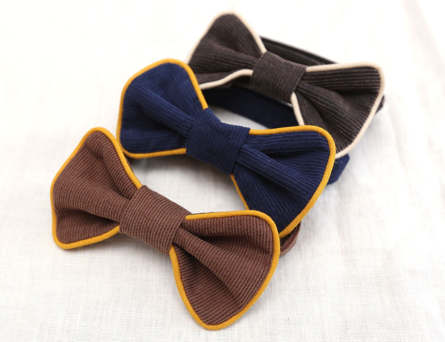 Toddler boys bow tie Corduroy bow tie with piping Bow tie coordinate with pants // Size 1-6 years Neck  size 25- 29 cm (9.8-11.4 Inch) - ZanziBach