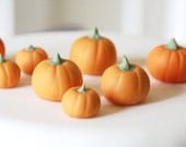 Sugar fondant pumpkins - edible Halloween cake decoration - edible pumpkin cupcake topper for autumn / fall x 8 - GreenCaligo
