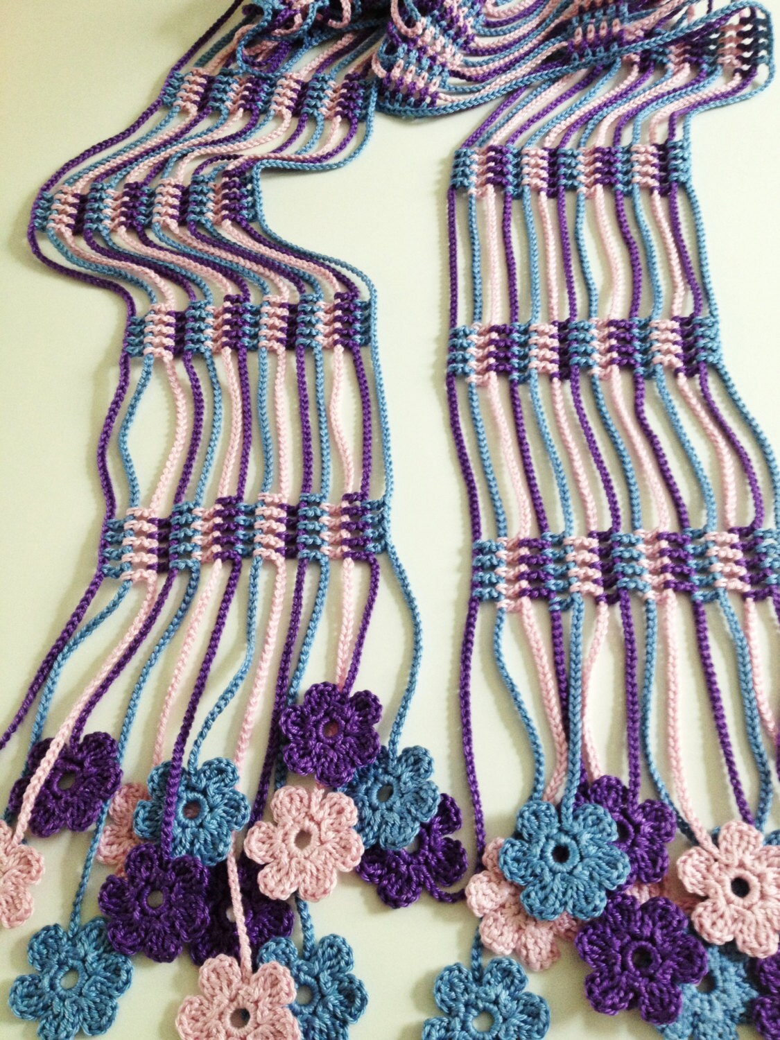 Lilac flowery crochet echarpe