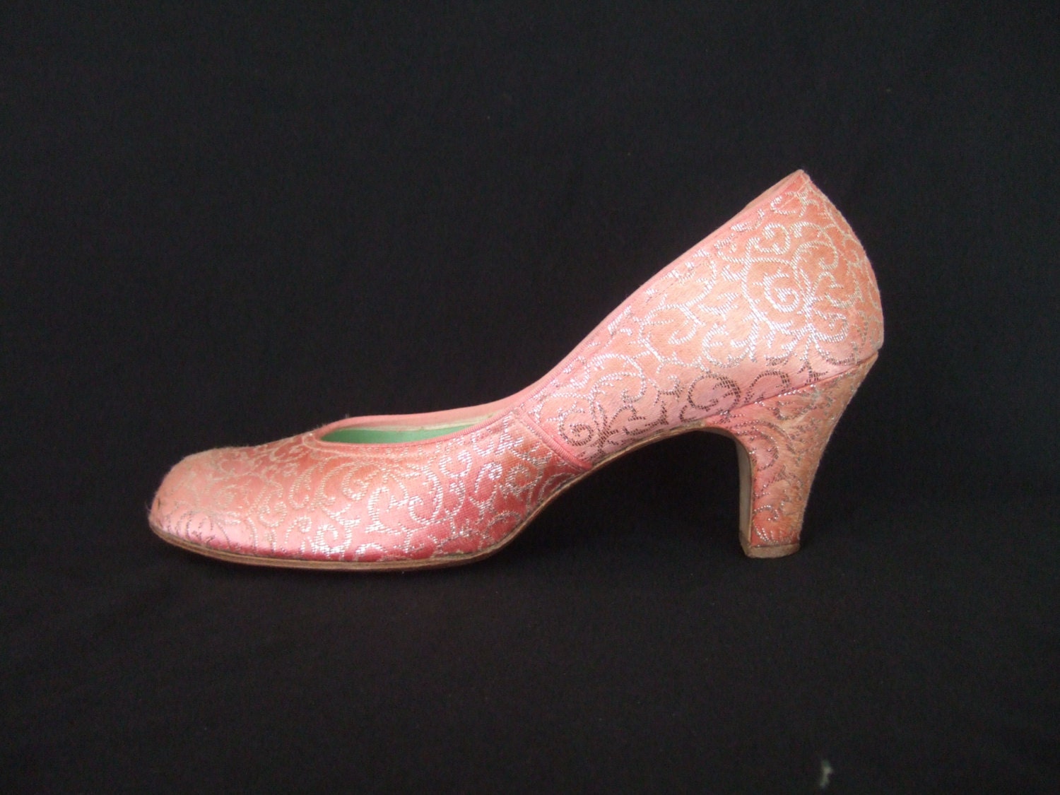 Vintage 1950s shoes / 50s pink & silver brocade babydoll pumps with cuban heels / UK 6.5 EU 39.5 US 8.5 narrow - StellaRoseVintage