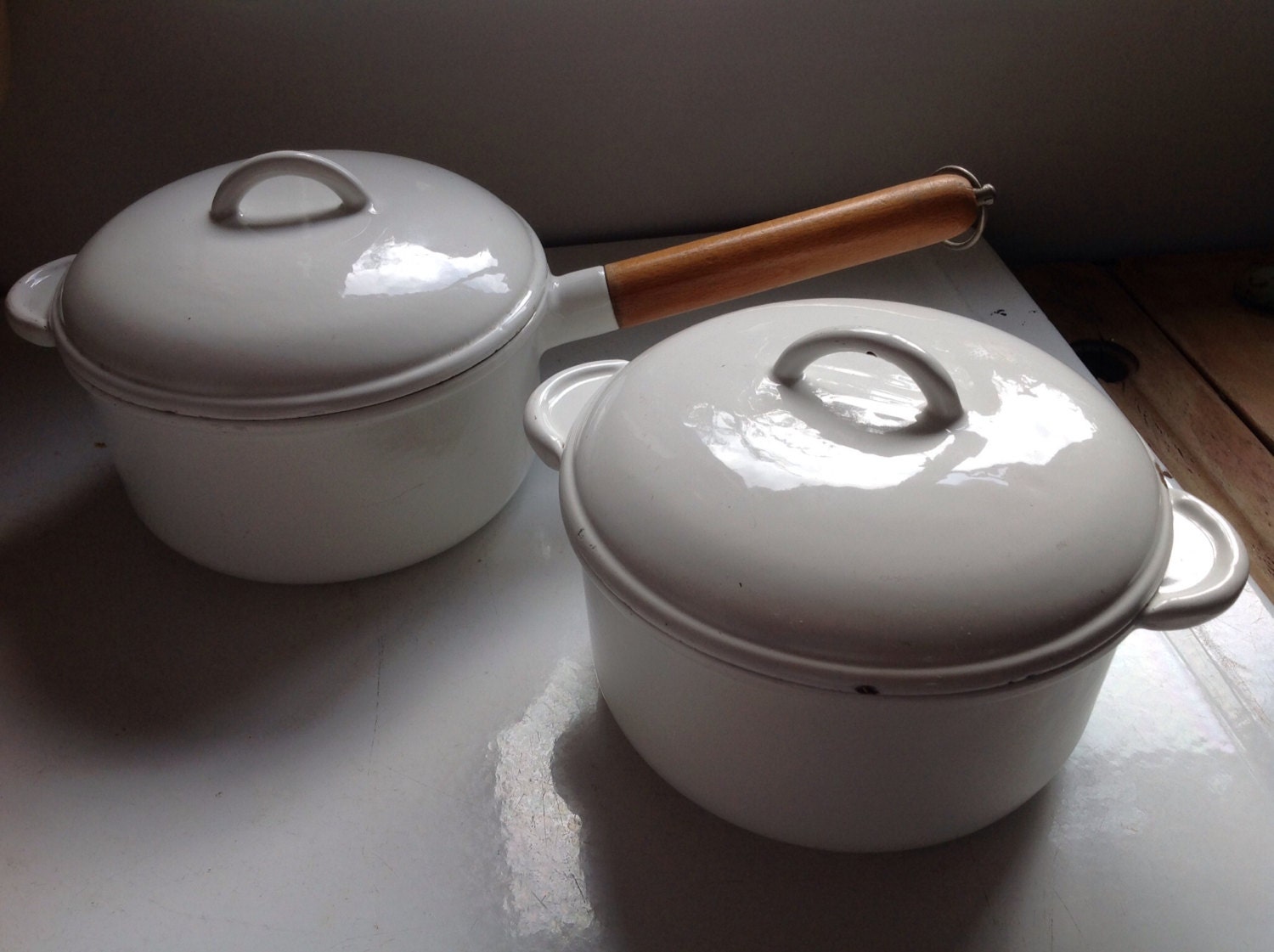 Vintage white cast iron cooking pair casserole and saucepan - Onmykitchentable