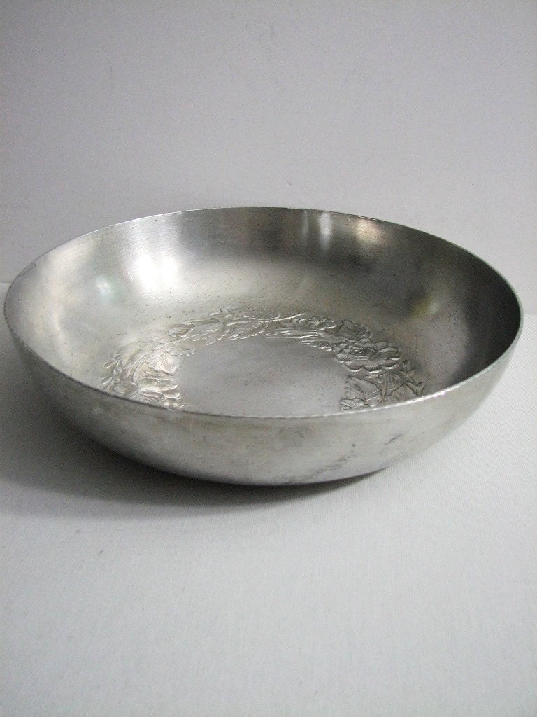 Everlast Hand Large Aluminum Serving Bowl by GRITSGirlz