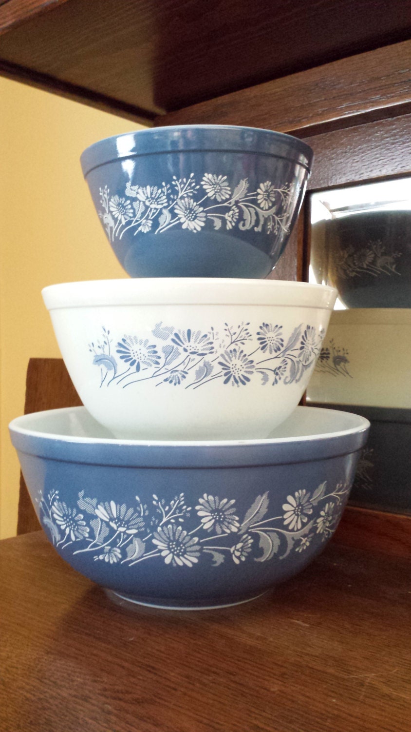 Vintage set of three 1983, Pyrex Colonial Mist nesting bowls - 401, 402, 403