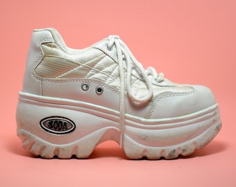 90s platform sneaker 5.5 / white 1990s mega platform